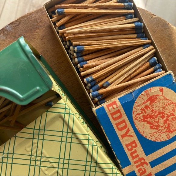 Vintage hanging matching tin matches 20’s - Picture 2 of 3